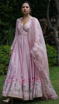 Gowns Dresses Indian, Sargun Mehta, Anarkali Designs, Designer Dresses Elegant, Long Gown Design, Indian Bride Outfits, Simple Gowns, Anarkali Dress Pattern, Designer Kurti Patterns