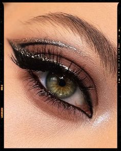 Graphic Eyeliner Idea Silver Eyeliner Ideas, Makeup Ideas Black And White, Silver And Black Eyeliner, Fancy Black Makeup, Prom Makeup Black And Silver, Black And White Festival Makeup, Black Simple Makeup Looks, Prom Graphic Liner, Black Silver Makeup Looks