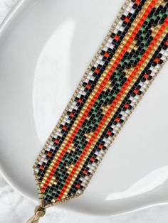 Southwestern Style Black Beaded Bracelet With Colorful Beads, Southwestern Black Beaded Bracelets, Southwestern Beaded Bangle Bracelets, Southwestern Beaded Bangle Bracelet, Brown Bohemian Woven Beaded Bracelets, Color Rojo, Small Business Ideas, Outfit Casual, Business Ideas