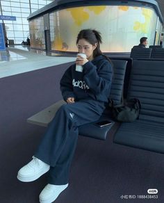 Airport Outfit Comfy, Comfy Airport Outfit, Airplane Outfits, Trip Outfits, Tomboy Outfits, Trik Fotografi