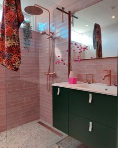 een badkamer met roze tegels en donkergroen wastafelmeubel Big Bathrooms, Cozy House, Tiny House, Sweet Home, Van, Instagram