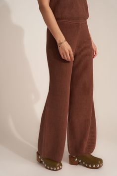 Rinsed in a mineral wash for extra softness, the Neve Pant is a shaker knit pull on pant with a loose casual leg. Make it a match with the Beatrice Top. Unique Knitwear, Pull On Pants, Lifestyle Brands, New Shop, Set Dress, Best Sellers, Make It, Caramel, Knitwear