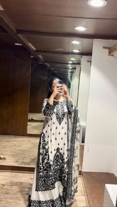 #pakistanioutfits Eid Clothes, Simple Dress Casual, Trendy Outfits Indian, Velvet Dress Designs, New Relationship, Desi Fashion Casual, Pakistani Fancy Dresses, Chique Outfits, Beautiful Pakistani Dresses