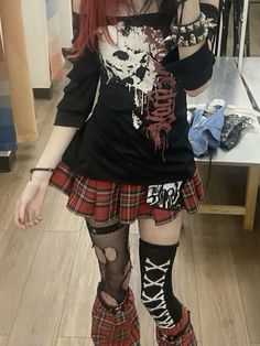 Punk Clothing Women, Punk Scene Aesthetic, Alternative Red Outfits, Alternative Punk Fashion, Emo Style Girl, Alt Fit Ideas, Alternative Fashion Aesthetic, Grunge Harajuku Fashion, Punk Core Aesthetic