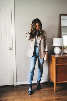 Chelsea Boots Outfit Work, Outfits With Chelsea Boots Woman, Short Black Boots Outfit, Black Chelsea Boots Outfit Women, Blazer And Boots Outfit, Black Boots Outfit Winter, Black Chelsea Boots Outfit, Chelsea Boots With Jeans, Chelsea Boot Outfits Women