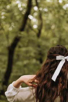 Hair Bow Photography Ideas, Sikotar Maa, Faceless Photos, Whimsical Photoshoot, Sunflower Photoshoot, Magic Wood, Alice In Wonderland Aesthetic, Hair Curls, Photos Inspo