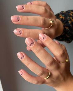 Nude based, short, almond shaped nails with 5 small black dots curved upwards at base of nail Boho Nails, Minimal Nails Art, Dot Nail Art, Minimalist Nail Art, Lines On Nails, Dots Nails, Short Nail Designs, Neutral Nails