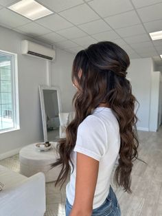 Half Up And Half Down Bridal Hair, Hairstyles Curled Down, Bridesmaid Hairstyles Dark Brown, Prom Hair Inspiration Half Up, Prom Hair Down Dark Hair, Bridal Hairstyles Half Up Half Down Brown Hair, Down Hair Dos For Wedding, Simple Hair Down Wedding Down Hairstyles, Wedding Hair Wavy Half Up Half Down