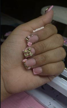 Shorties Nails, Minimal Nails, Short Acrylic Nails Designs, Pink Acrylic Nails, Gold Nails