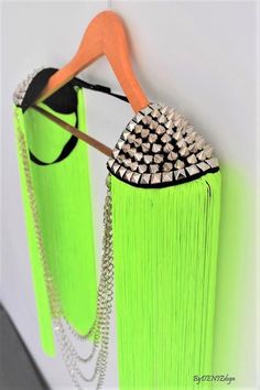 Neon Festival Outfit Ideas, Neon Accessories Outfit, Neon Festival Outfit, Neon Party Outfits, Neon Festival, Mixed Chain Necklace, Neon Accessories, Shoulder Piece, Shoulder Epaulettes