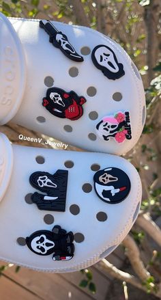 Scream Crocs, Croc Jibbitz Ideas Aesthetic, Aesthetic Croc Charms, Ghostface Shoes, Croc Charms Ideas, Croc Charm Ideas, Croc Fits, Croc Jibbitz Ideas, Croc Ideas