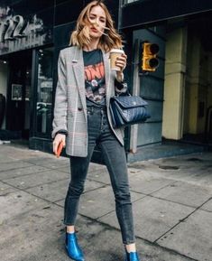 18 Ways To Wear Oversized Blazers This Season | ewmoda Tomboy Chic Outfits, Nyfw Style, Tomboy Chic, Classy Winter Outfits, Blazer Jeans, Mode Casual, Rock Chic, Smart Casual Outfit, Rosie Huntington Whiteley