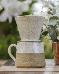 O resultado final é um café de cerâmica única e personalizada, que pode ser usado para o café fresco e delicioso. Ceramic Texture, Pottery Classes, Tea Strainer, Tea Infuser, Pottery Mugs, Handmade Ceramics, Tea Pots