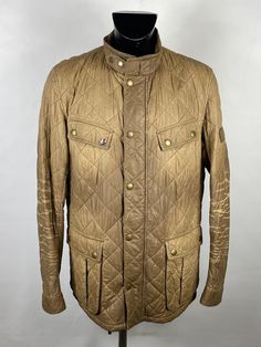 Barbour International men's quilted jacket with four pockets rare color sand Ariel model with Steve Mc Queen print inside Screwed fit Size XL READ THE MEASUREMENTS BELOW WELL CONDITIONS: VERY GOOD CONDITION . The garment is SECOND HAND. AUTHENTICITY: We personally guarantee the authenticity of the garment 100%. All garments are meticulously checked in various steps both for quality and authenticity. The image is an original photo made by us and reflects in all respects the product on sale MEASUR Brown Leather Jacket With Padded Collar For Outdoor, Rugged Brown Outerwear With Padded Collar, Classic Brown Quilted Jacket For Fall, Brown Long Sleeve Quilted Jacket For Outdoor, Classic Brown Utility Jacket For Outdoor, Brown Military Outerwear With Button Closure, Brown Outdoor Sport Coat With Flap Pockets, Brown Long Sleeve Quilted Jacket With Pockets, Brown Utility Sport Coat With Patch Pockets