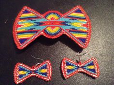 Beaded bow, barrette/earring set Seed Bead Jewelry Patterns, Bow Barrette, Beads Craft Jewelry, Beadwork Embroidery, Beaded Earrings Tutorials, Bead Embroidery Tutorial