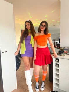 halloween scoobydoo duo girls halloween outfit Daphne Scooby Doo Halloween Costume, Duo Halloween Costumes Teenage Girl, Daphne Velma Costume, Dafne Scooby Doo Outfit, Cute Velma Costume, Halloween Costumes Daphne, Double Halloween Costumes, Daphne Costume Halloween, Daphne Outfit Ideas