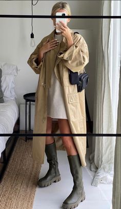 Coat And Boots Outfit, Neutral Outfit Ideas Winter, Coat And Jeans Outfit, Elevated Basics Outfit, Trench Coat And Jeans, Platform Uggs Outfit, Cozy Rainy Day Outfit, Outfit Ideas Winter