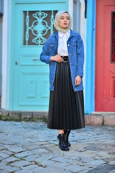 Pleated Hijab Leather Skirt Combination Hijab Fashionista, Muslim Fashion Hijab, Black Pleated Skirt, High Street Fashion, Weekly Outfits