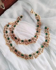 Antique Anklets Gold, Green Stone Jewellery Indian, Gold Necklace Green Stone, Antique Anklets Indian, Gold Anklets Indian Bridal, Green Jewelry Indian, Green Stone Necklace Indian, Green Indian Jewellery, Gold Anklets Indian