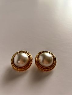 Vintage unsigned faux pearl and gold clip on earrings. Ear Rings Gold Indian, Indian Daily Wear, Ear Rings Gold, Jewellery Photo, Gold Designs, Gold Clips, Rings Gold, Ear Rings, Gold Jewellery Design