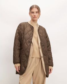 The ReNew Quilted Mid-Length Liner Earth Brown – Everlane Uniqlo Down Jacket Outfit, Easy Cold, Street Outfits, Fall 23, Green Quilt, Coat Outfits, Street Outfit, Down Vest, Military Inspired