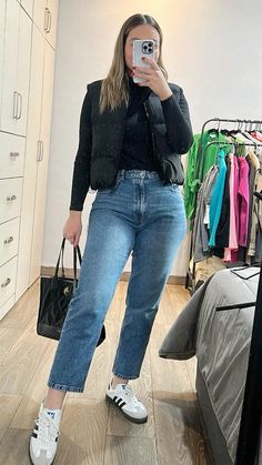 Casual Job Outfit, Outfit Frio Mujer, Big Legs Outfit, Ootd Frio, Jeans Winter Outfit, Semi Formal Outfits For Women, Legs Outfit, Samba Outfit, Outfits Con Jeans