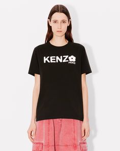 'Boke Flower 2.0' loose T-shirt.
Light soft jersey.
Puff print KENZO Paris branding at front. Short Sleeve Tops With Signature Print For Spring, Lucky Tiger, Kenzo Paris, Scarf Pin, Polo Sweatshirt, Puff Print, Cardigan Shirt, Sweatshirt Dress, Sweater Hoodie