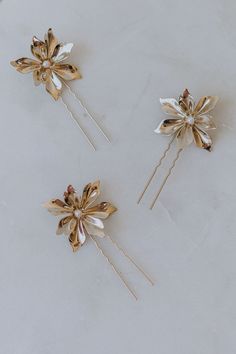 Gorgeous gold floral pins with pearl middle detail. Hair Pieces For Bride, Hello Hair, Floral Pins, Pearl Bridal, Bridal Pearls, Gold Floral, Gold Pearl, Hair Pieces, Hair Accessories