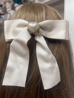 Clip bow with heart and pearls Elegant Cream Satin Bow, Elegant Cream Bow For Parties, Elegant Cream Bow For Party, Elegant Cream Bow With Ribbon Detail, Elegant Cream Bow With Ribbon, Wedding Bow With Butterfly Knot, Cream Satin Bow For Wedding, Cream Ribbon Wedding Bow, Cute Ribbon Bow For Wedding