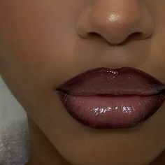 Nice Lips Natural, Lip Liner Combo Dark Skin, Dark Skin Girl Lip Combo, 90s Makeup Lips, Dark Skin Makeup Lip Combo, Brown Lip Liner Combo Dark Skin, Lip Gloss With Lip Liner, Lip Combos Brown Skin, Burgundy Lip Liner Combo