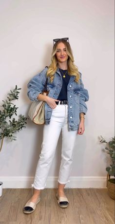 White Pants Denim Jacket Outfit, Casual Office Outfits Women Summer Jeans, Smart Casual Women Spring, Denim And White Outfits Classy, White Denim Jacket Outfit, Outfits Con Jeans, Jacket Outfit Women