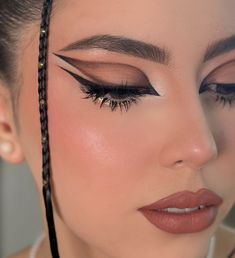 Geometric Eye Makeup, Fancy Makeup Looks Full Face, Dramatic Glam Makeup, Graphic Makeup Looks, Winged Eye Makeup, Glam Look Makeup, Club Makeup, Maquillage Yeux Cut Crease, Special Makeup