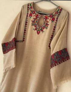 Pheran Designs Kashmiri Women, Kashmiri Kurta Designs, Winter Outfits Traditional, Phiran Designs, Pheran Kashmiri Dress Design, Kashmiri Dress Designs, Kashmiri Embroidery Suits Design, Kashmiri Kurti Design, Woolen Suits Women Indian