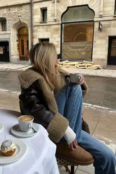 The Ultimate List of Winter Outfits 2024 that are Chic & Trendy! - The Catalog Chic Winter Outfits, Uggs Outfit, Autumn Fits