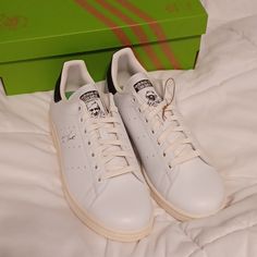 Stan Smith Adidas Collaboration With Disney "Kermit The Frog" Sneakers. *Comes With Box & 2 Pairs Of Laces (Black & White) Casual Custom Sneakers With Adidas Logo, Casual Low-top Custom Sneakers With Adidas Logo, Adidas Ozweego Black, Adidas Casual Shoes, Adidas Collaboration, Adidas Yung, Adidas Originals Ozweego, Adidas Originals Shoes, Adidas Casual