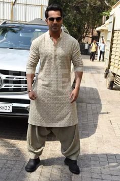 Phatani Kurta For Men, Black Pathani Suit Men, Chicken Curry Kurta For Men, Lucknowi Chikankari Kurta For Men, Lucknowi Kurta For Men Wedding, Varun Dhawan Kurta, Ethnic Outfits For Men, Lucknowi Kurta For Men, Men Ethnic Wear India