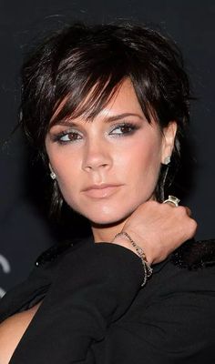 Choppy Victoria Beckham bob hairstyle Victoria Beckham Bob, Classic Bob Hairstyle, Angled Bobs, Stacked Bob Hairstyles, Choppy Bob Haircuts, Choppy Bob, Choppy Bob Hairstyles