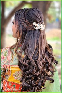 Smart girl hairstyles ✨ follow for more hairstyle ideas for school!! #hairtok #hairstylesforschool credit to: tiktok.com/@audreyvictoria_ Side Flower Hairstyles, Stylish Braided Hairstyles, One Sided Hairstyle Wedding, Front Side Hairstyles, Side Hairstyles Wedding, Long Hair School Hairstyles, Gown Hairstyle, Hairstyles For Gowns, Piece Highlights