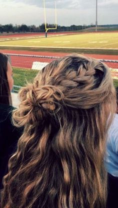 Cute Hairstyles For Naturally Wavy Hair, Simple Braided Half Up Half Down, Cute Hairstyles Curled Hair, Hairstyles With Curled Hair Ideas, Hair Styles For Mid Length Hair, 1st Day Of School Hairstyles, Western Hair Styles, Mohawk Hairstyles