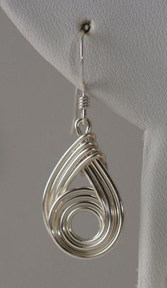 Wirely earrings and pendant by Sergey Chernyshev, via Flickr or pendant, vary wire, mix wire colors, very nice Bijoux Fil Aluminium, Wire Jewelry Designs, Diy Wire Jewelry, Wire Work Jewelry, Work Jewelry, Wire Wrapped Earrings, Wire Earrings, Hand Made Jewelry, Jewelry Creation