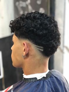 Low Fade Curly Hair, Haircut Quotes, Hair Types Men, Undercut Curly Hair, Mens Hair Salon, Haircut Designs For Men, Waves Hairstyle Men, Fade Haircut Curly Hair, Mid Fade Haircut