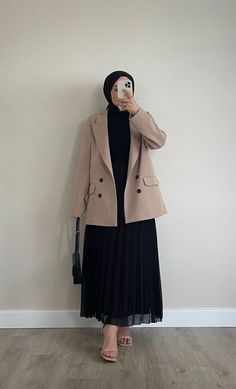 Professional Hijab Outfits, Winter Style Hijab, Abaya With Jacket, Formal Hijab Outfit, Hijab Outfit Inspiration, Modest Fashion Ideas, Modest Winter Outfits, Outfits Muslim, Stylish Outfits Casual