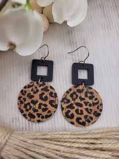 Round Faux Leather Earrings, Leather Cricut, Laser Jewelry, Cricut Earrings, Diy Leather Earrings, Animal Print Earrings, Leather Patterns, Earrings Wood, Cricut Creations