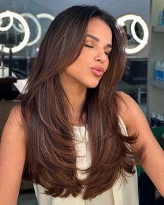 Morena iluminada chocolate: inspirações para um visual moderno - Foto 25 Straight Wavy Hair, Haircuts For Long Hair With Layers, Brown Hair Looks, Hair Inspiration Long, Brown Hair Inspo, Fesyen Rambut, Hairstyles For Layered Hair, Brunette Balayage Hair