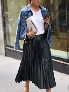 Midi Rok Outfit, Pleated Skirt Outfit Ideas, Rok Outfit, Pleated Skirt Outfit, Outfit Chic, Black Pleated Skirt, Trendy Skirts, Mode Casual, Looks Street Style