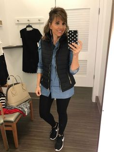 Athleisure look from Cyndi Spivey. I would never think to pair a button down shirt (chambray shirt here) with athletic pants, but it works. Looks Camisa Jeans, Simple Winter Outfits, Look Legging, Casual Chic Outfits, Style Désinvolte Chic, Womens Fashion Casual Winter, Fashion For Women Over 40, Legging Outfits