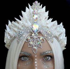 Extreme Make-up, Ice Queen Costume, Glitter Brows, Glitter Eyebrows, Halloweenský Makeup, Seashell Crown, Carnival Ideas, Mermaid Crown, Smink Inspiration