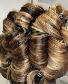 Bump Hair, Bump Hairstyles, Wet Set, Curly Hair Videos, Hair Business, Pin Curls, Business Hairstyles, Roller Set