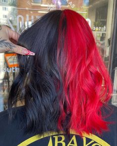 Halloween inspiration Harley Quinn hairstyle casual Harley Quinn cruella red black split hairdye Black And Red Split Dye Short Hair, Red And Black Hair Medium Length, Harley Quinn Hairstyles, Black To Red Ombre Hair