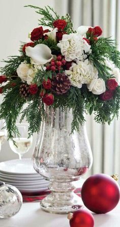 Christmas Decorations Apartment, Christmas Centers, Tafel Decor, Christmas Apartment, Christmas Flower Arrangements, Christmas Floral Arrangements, Holiday Floral, Christmas Arrangements, Holiday Centerpieces